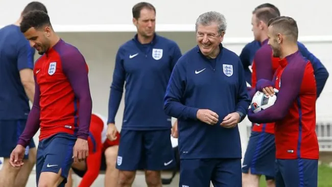 Roy Hodgson dialoga con sus jugadores durante un entrenamiento