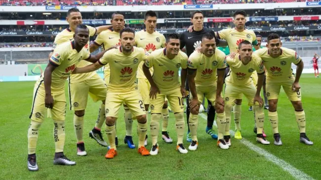 Jugadores del América posan para la foto previo a un encuentro