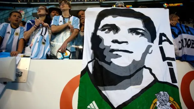 Manta de Ali con la playera del Tri