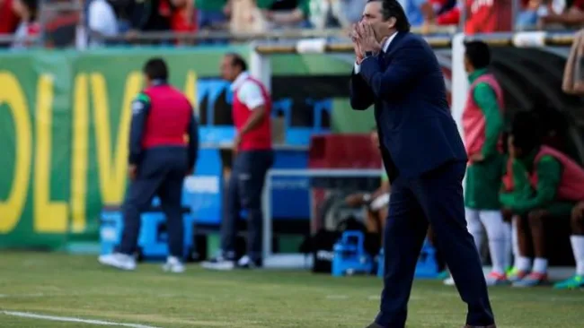 Pizzi reparte instrucciones en el partido de Chile