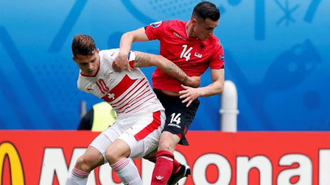 Los Xhaka compiten por el esférico en la Euro