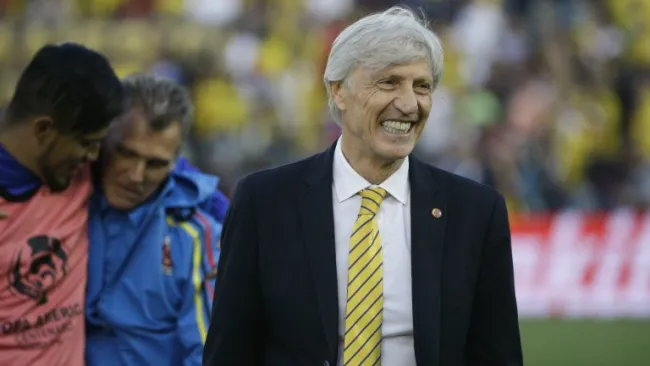 Pekerman sonríe en el banquillo de Colombia
