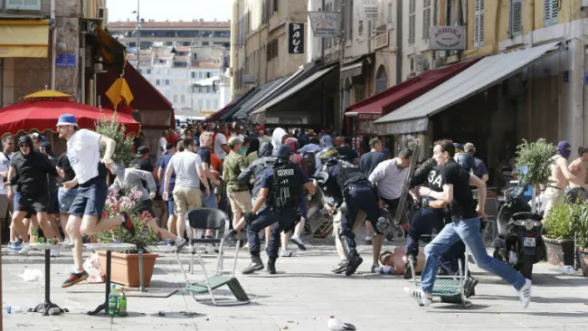 Decenas de aficionados salieron huyendo tras la llegada de la policía