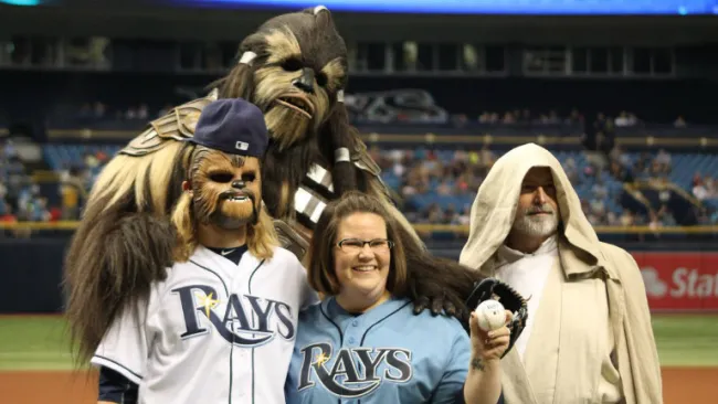 Candance Payne, mejor conocida como 'Mamá Chewbacca' se toma la foto en juego de Rays
