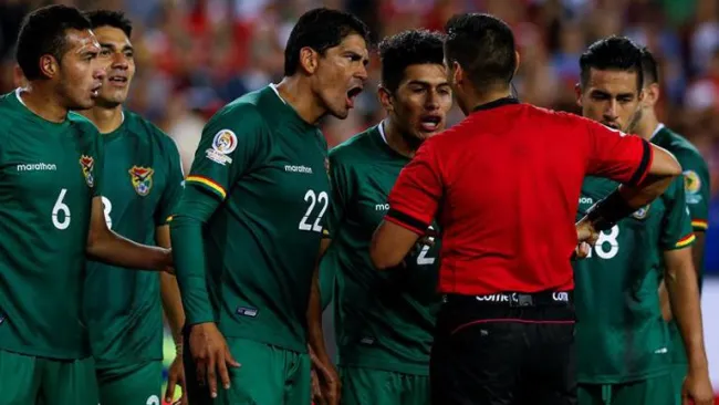 Jugadores bolivianos le reclaman al árbitro el penalti