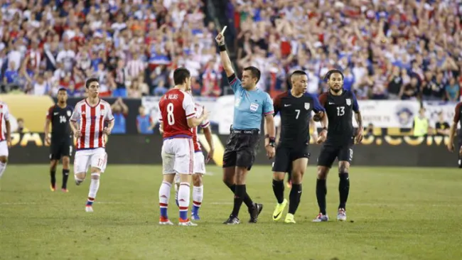 Silbante muestra tarjeta amarilla en juego entre EU y Paraguay