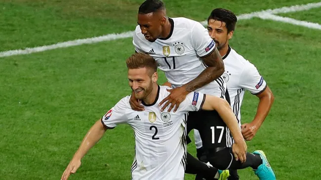 Mustafi celebra con sus compañeros gol contra Ucrania