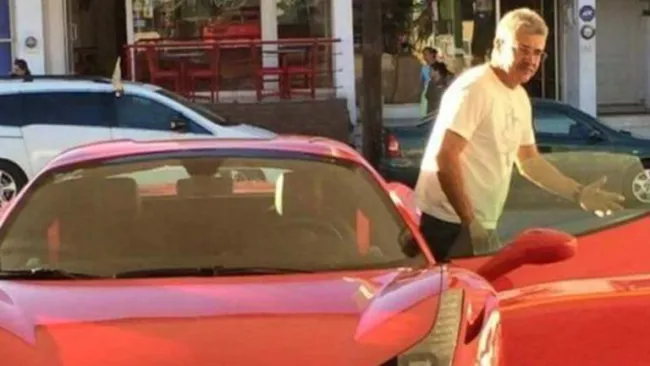 Tuca Ferretti se baja de su Ferrari