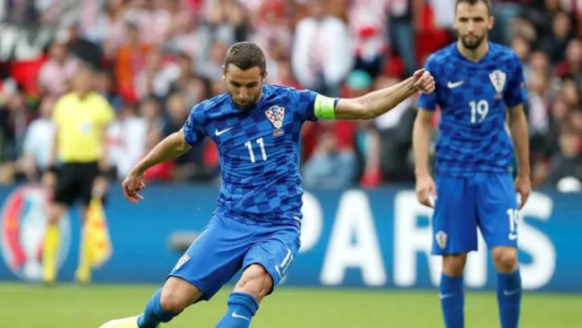 Srna (11) manda un disparo a portería