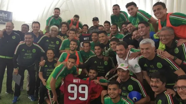 Los jugadores de la Selección Mexicana con JJ Watt