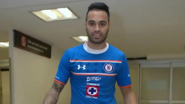 Julián Velázquez con la playera de Cruz Azul