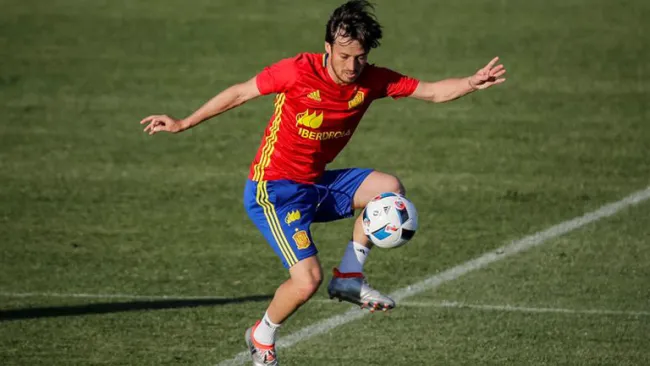 Silva en un entrenamiento con España