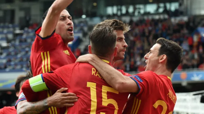 Piqué festeja gol contra República Checa