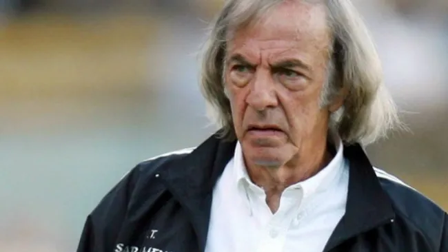 César Luis Menotti dirige entrenamiento