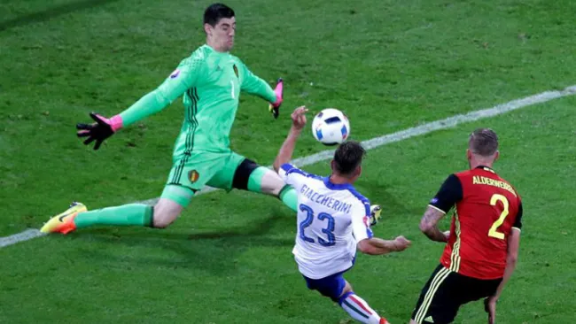 Giaccherini remata a puerta ante la salida de Courtois