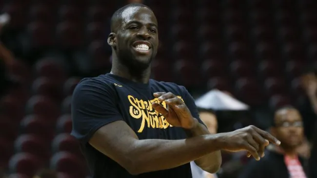 Draymond Green durante un calentamiento con los Warriors