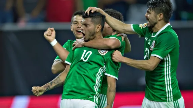 Tecatito celebrando su anotación con Peralta y Lozano