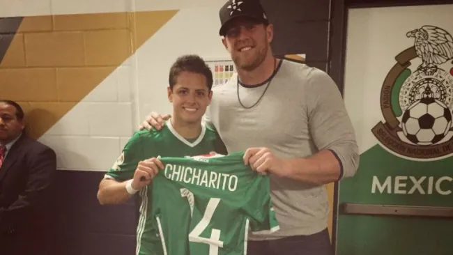 Chicharito y Watt en la zona de vestidores