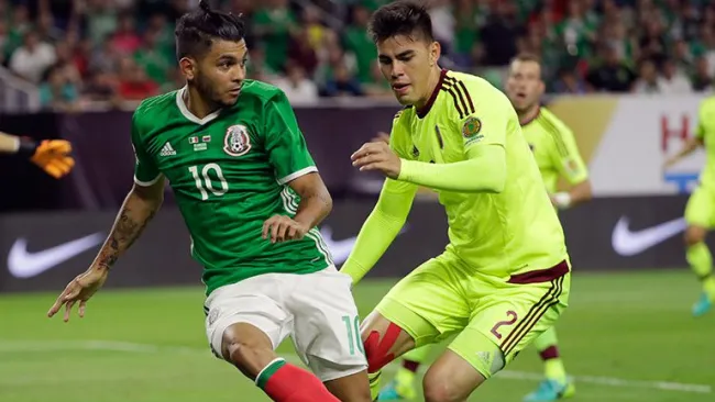 Tecatito Corona conduce el esférico en la cancha del NRG Stadium