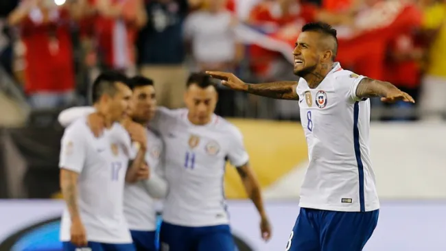 Arturo Vidal celebra el gol del triunfo frente a Bolivia