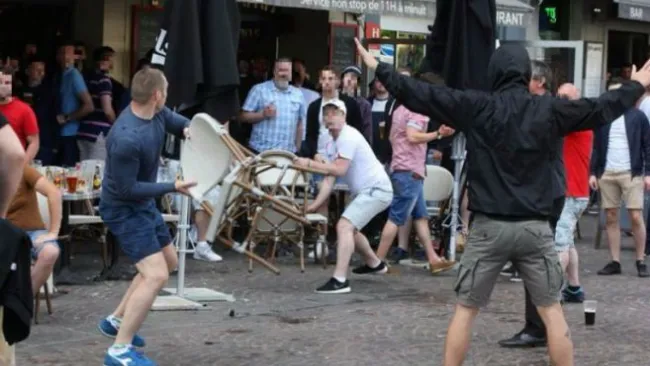 Hooligans, enfrentándose en la ciudad de Lille 