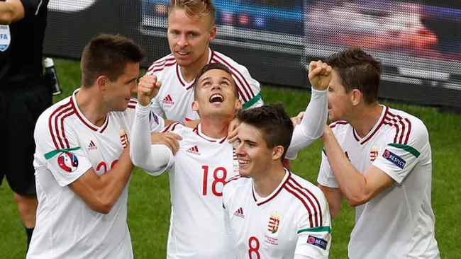 Zoltan Stieber festeja con sus compañeros el segundo gol