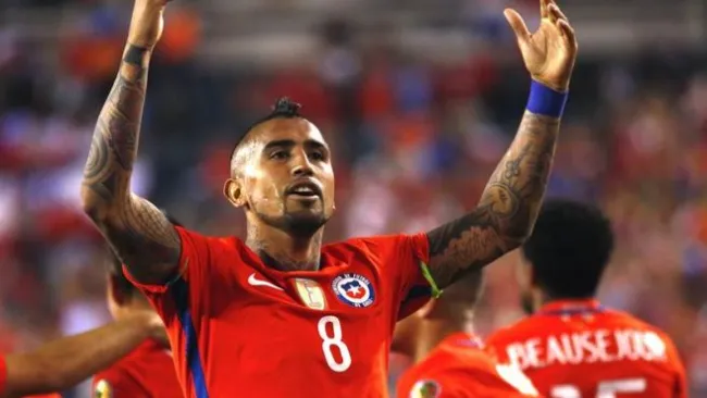 Vidal festeja frente a los aficionados de Chile