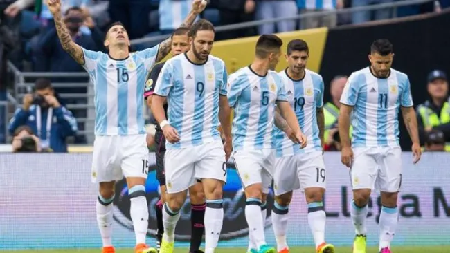 Jugadores de Argentina celebran un gol contra Bolivia