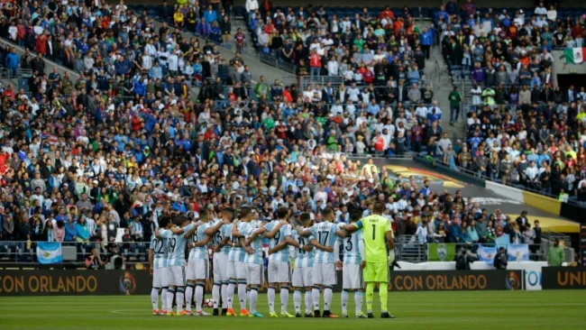 La afición y jugadores de Argentina previo al encuentro frente a Bolivia