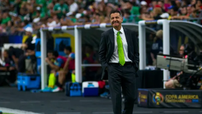 Juan Carlos Osorio sonríe en un partido de México