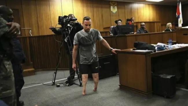 Pistorius caminana sin prótesis en la corte