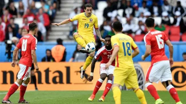Jugador de Rumania controla el balón en el partido contra Suiza en la Euro