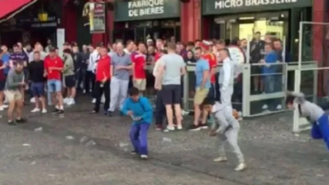 Niños gitanos son humillados por aficionados ingleses