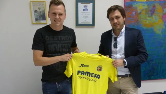 Denis Cheryshev sostiene la camiseta del Villarreal