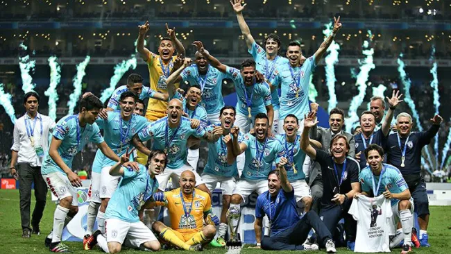 El plantel de los Tuzos festeja tras ser Campeón del Clausura 2016