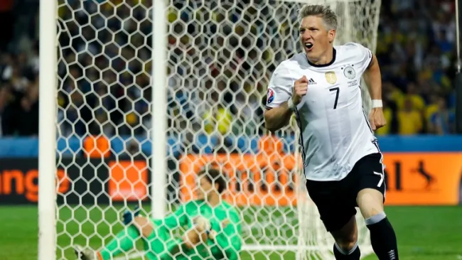 Bastian Schweinsteiger celebra su gol frente a Ucrania