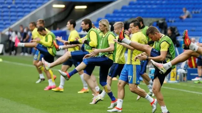 Futbolistas de Ucrania se entrenan en el Parc Olympique Lyonnais