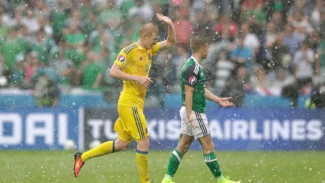 Jugadores corren tras granizada