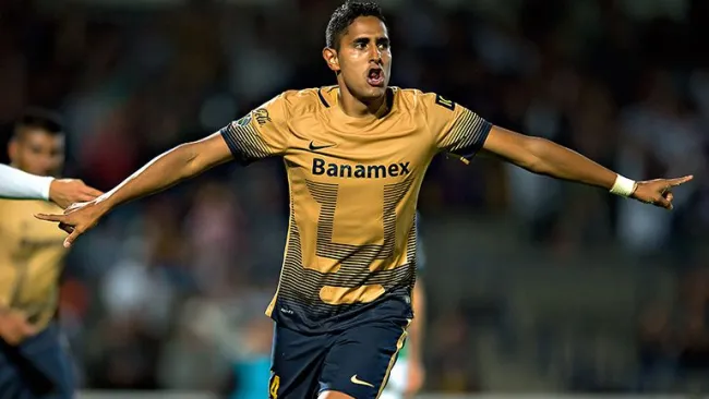 Izazola festeja un gol con Pumas en Copa MX