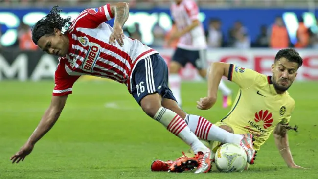 Chepe Guerrero y Peña compiten por el esférico