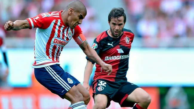 González observa un tiro de Salcido