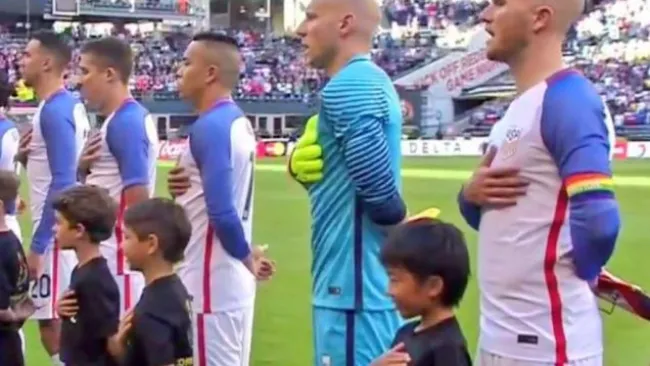 Bradley durante la ceremonia previo al encuentro