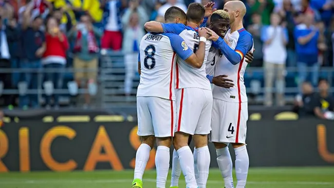 Los estadounidenses celebran tras el gol de Zardes