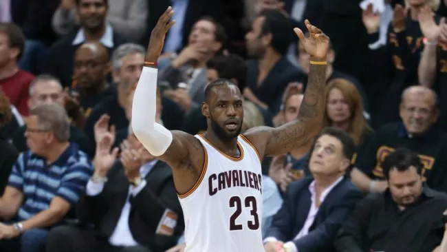 LeBron James festeja durante el partido contra Warriors