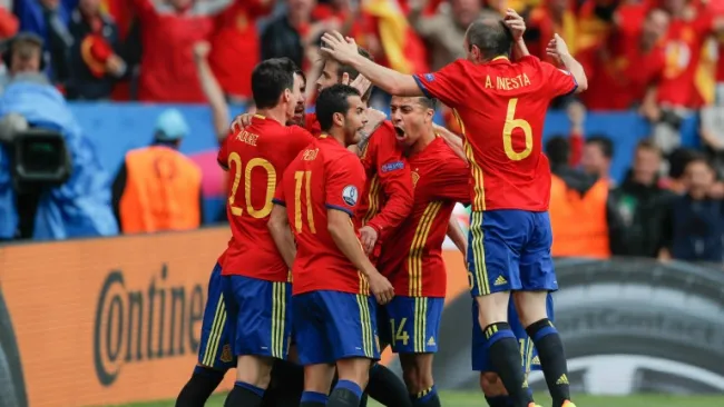 Jugadores espeañoles festejas después de un gol en Euro