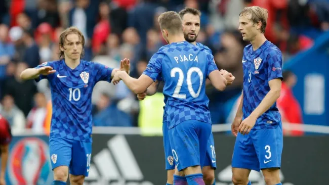 Jugadores de Croacia festejan un tanto