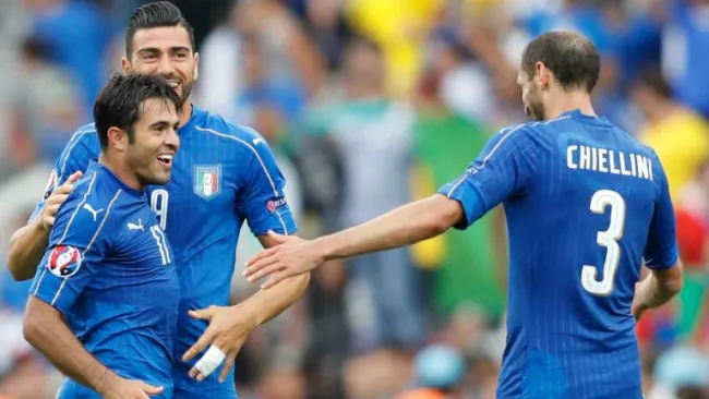 Eder celebra su gol junto a Chiellini y Pellè