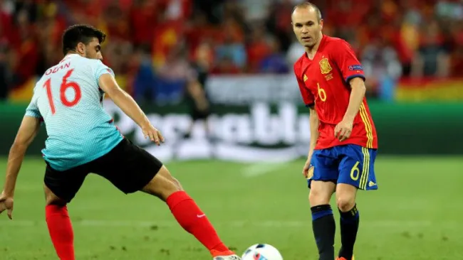 Iniesta filtra el esférico en partido contra Turquía