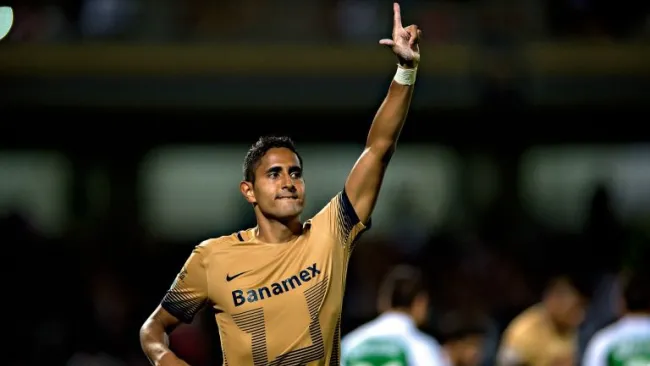 David Izazola festeja un gol con Pumas