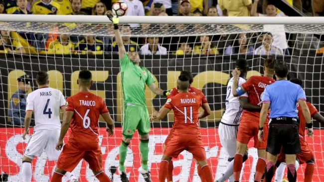 Ospina se lanza para evitar el gol de último minuto